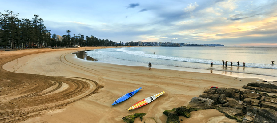 Caiaques na areia da Manly Beach em Sydney na Austrália