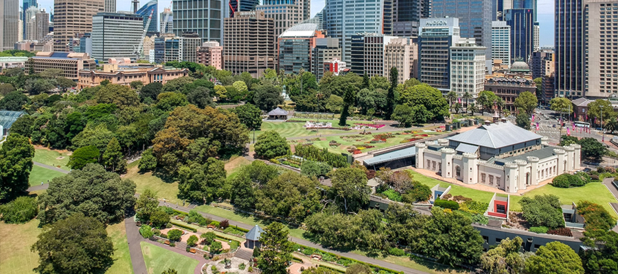 Vista aérea da cidade de sydney e seus arranha-céus acima de royal botanical gardens