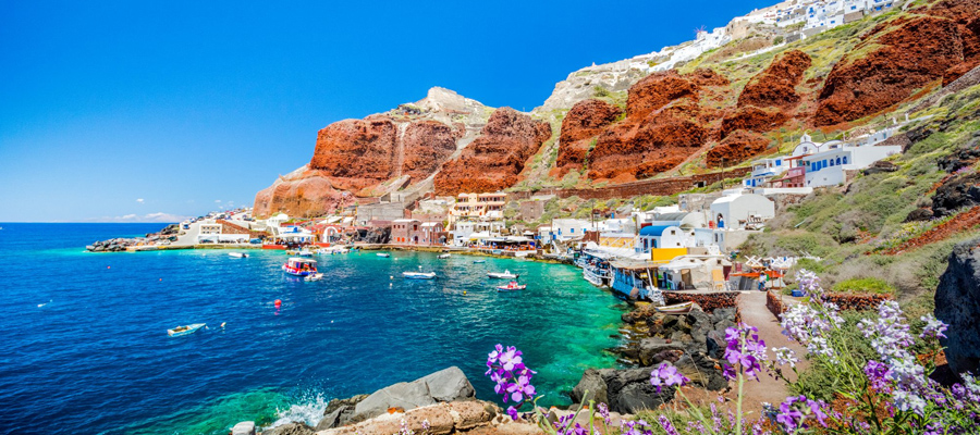 Baía Amoundi em Santorini na Grécia