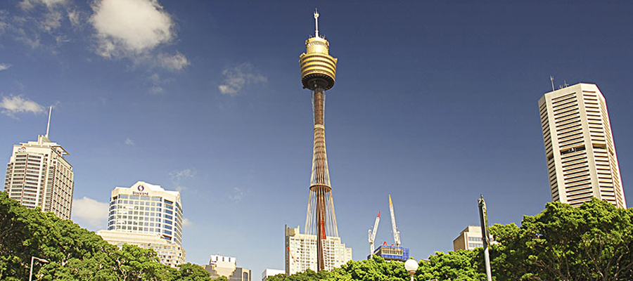 Paisagem geral da torre de Sydney e do Hyde Park, o parque público mais antigo na Austrália, localizado em Sydney